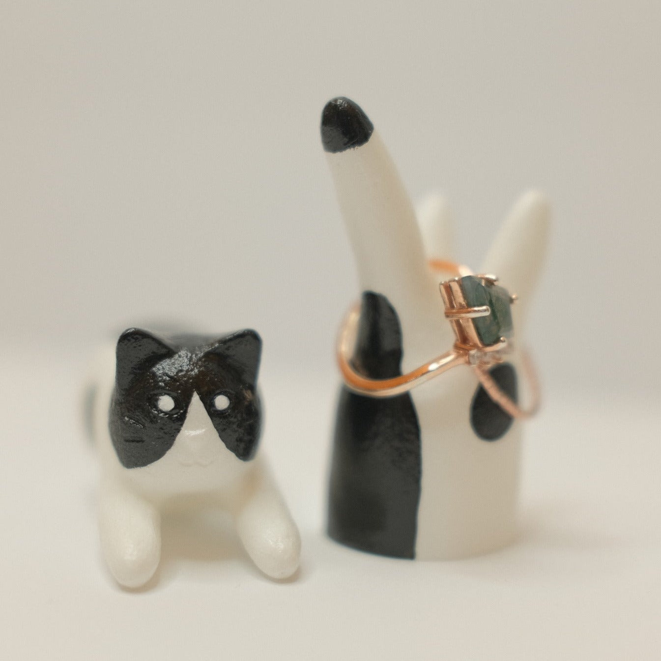Jumping Cat Ring Stand
