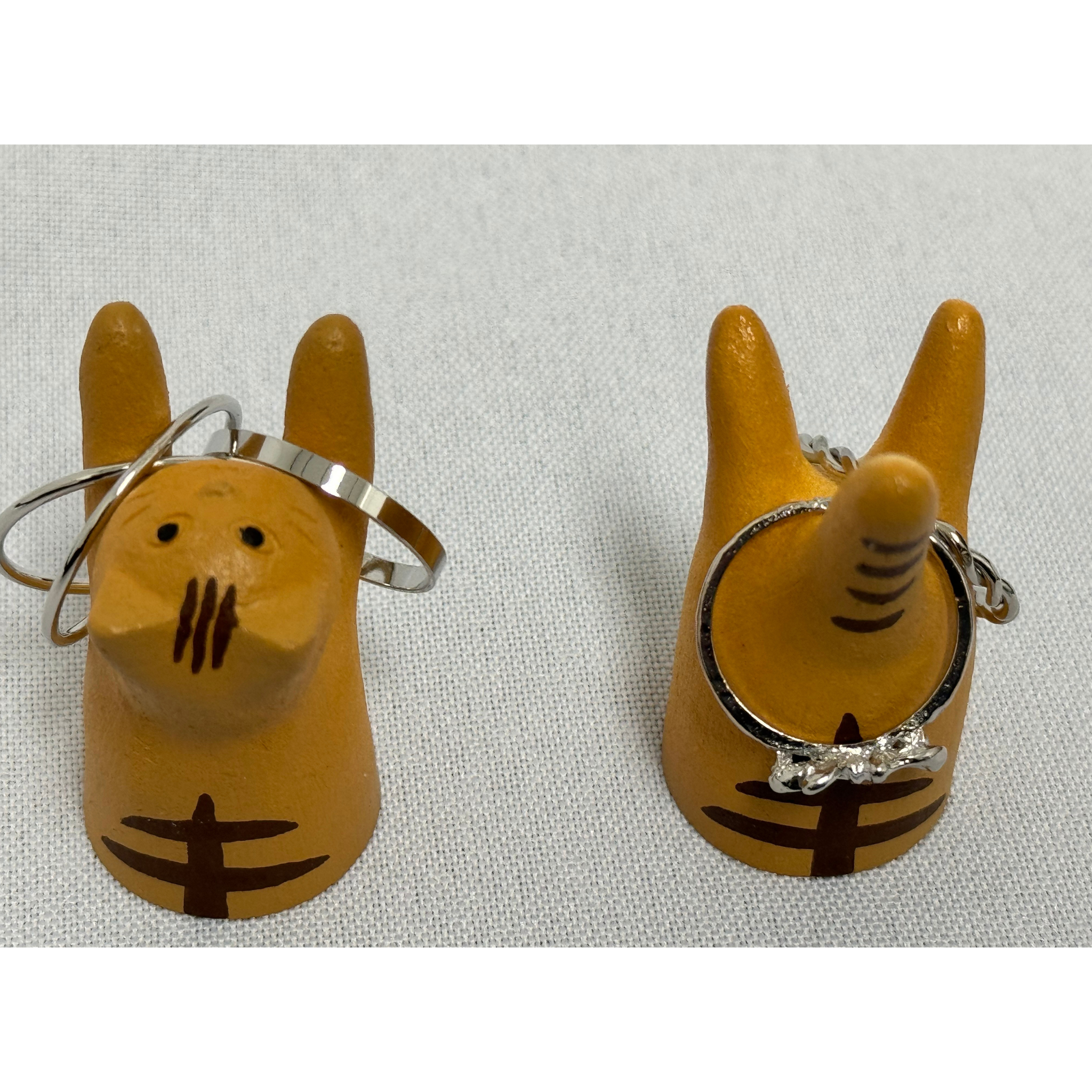 Jumping Cat Ring Stand