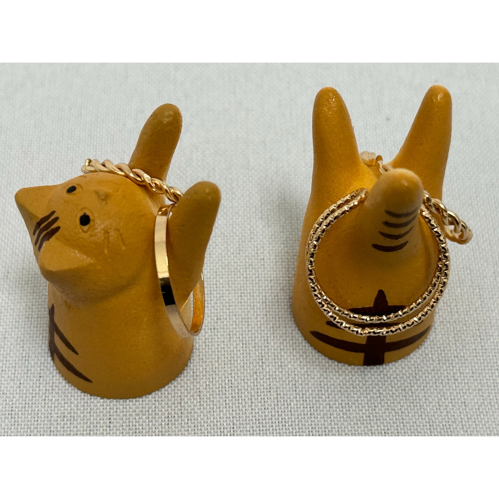 Jumping Cat Ring Stand