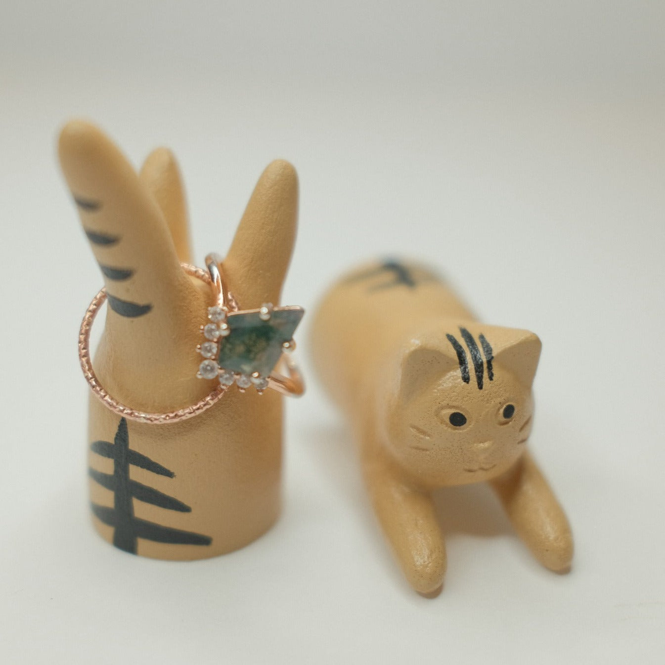 Jumping Cat Ring Stand