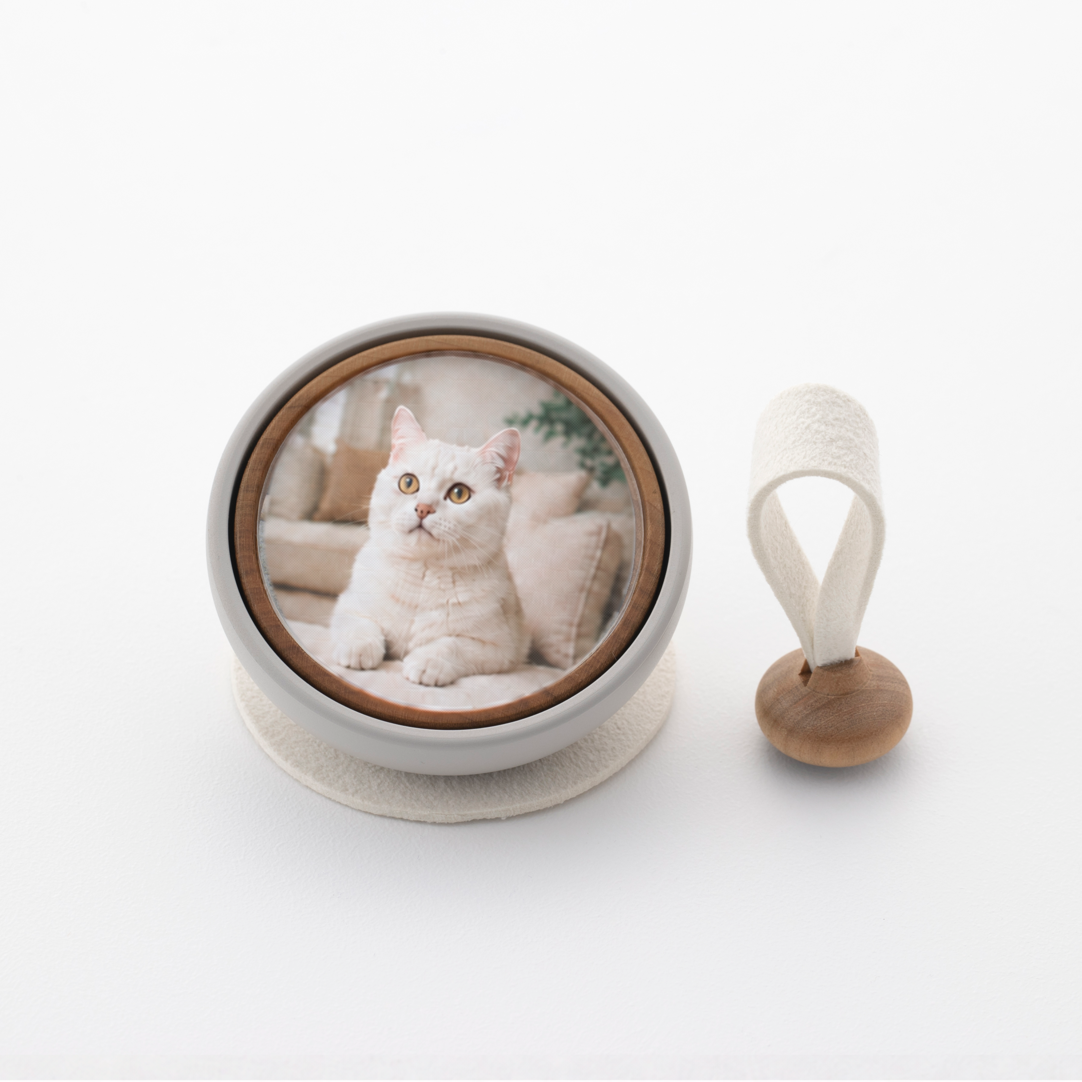 Tailo pet memorial bell in White with a photo of a cat and swaying mallet
